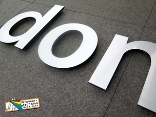 Zwarte kunststof gevelletters 8mm dik met RVS look folie erop geplakt